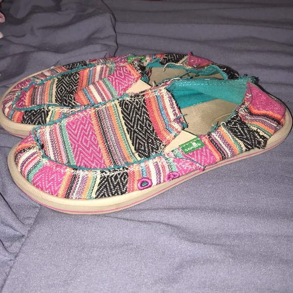 Sanuks - Picture 2 of 4